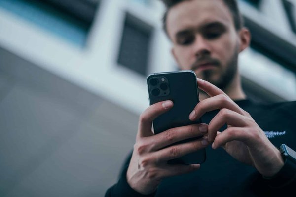 Comment utiliser votre smartphone pour suivre et gérer vos abonnements et factures mensuelles ?